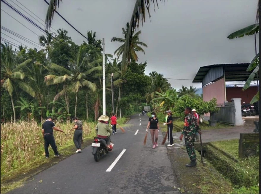 Perbekel dan Perangkat Desa Perean Gelar Aksi Bersih-Bersih di TPS3R